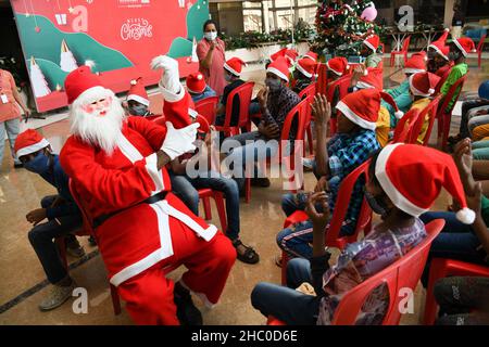 Mumbai, Inde.22nd décembre 2021.Le Père Noël interagit avec les enfants défavorisés lors d'un événement d'éducation à l'hygiène des mains à l'hôpital de Wockhardt.Crédit : SOPA Images Limited/Alamy Live News Banque D'Images