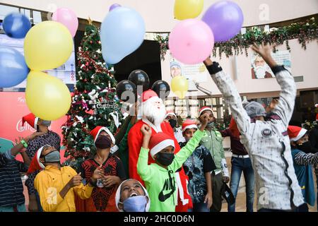 Mumbai, Inde.22nd décembre 2021.Le Père Noël pose avec des enfants défavorisés pour des photos lors d'un événement d'éducation à l'hygiène des mains à l'hôpital de Wockhardt.Crédit : SOPA Images Limited/Alamy Live News Banque D'Images