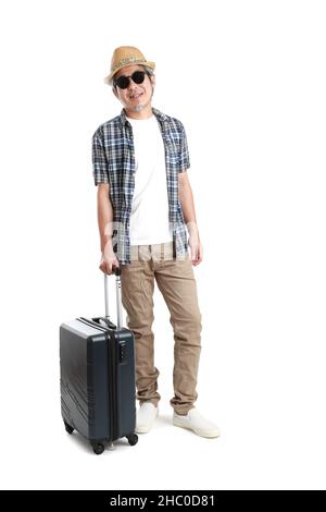 L'homme asiatique senior debout avec des bagages sur fond blanc. Banque D'Images