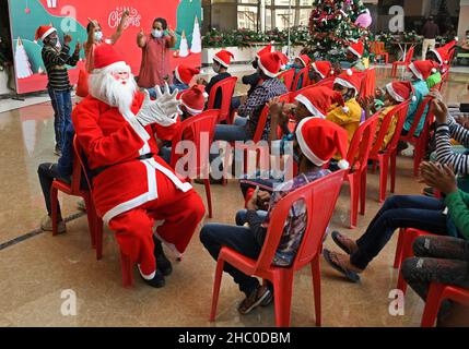 Mumbai, Inde.22nd décembre 2021.Le Père Noël interagit avec les enfants défavorisés lors d'un événement d'éducation à l'hygiène des mains à l'hôpital de Wockhardt.(Photo par Ashish Vaishnav/SOPA Images/Sipa USA) crédit: SIPA USA/Alay Live News Banque D'Images