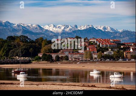 Pont sur la Ria de San Vicente de la Barquera. Banque D'Images