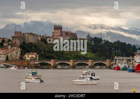 Pont sur la Ria de San Vicente de la Barquera. Banque D'Images