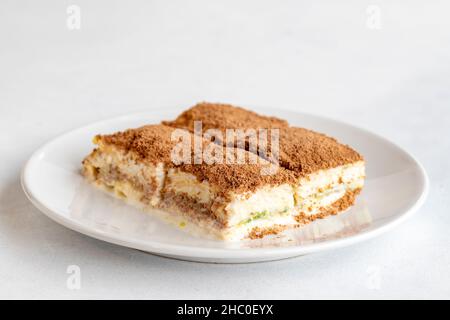 Baklava froide sur fond blanc.Dessert turc sucré. Assiette de gâteau aux fruits de la forêt en tranches.Assiette de baklava de lait froid.Boulangerie méditerranéenne Banque D'Images