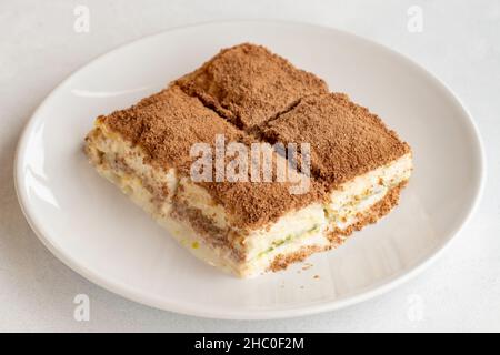 Baklava froide sur fond blanc.Dessert turc sucré. Assiette de gâteau aux fruits de la forêt en tranches.Assiette de baklava de lait froid.Boulangerie méditerranéenne Banque D'Images