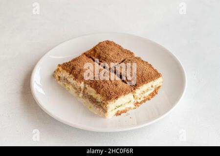 Baklava froide sur fond blanc.Dessert turc sucré. Assiette de gâteau aux fruits de la forêt en tranches.Assiette de baklava de lait froid.Boulangerie méditerranéenne Banque D'Images