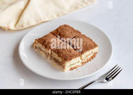 Baklava froide sur fond blanc.Dessert turc sucré. Assiette de gâteau aux fruits de la forêt en tranches.Assiette de baklava de lait froid.Boulangerie méditerranéenne Banque D'Images