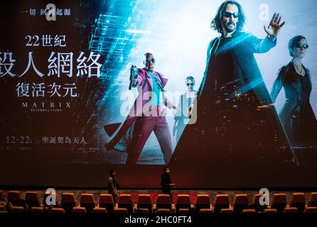 Hong Kong, Chine.22nd décembre 2021.Les spectateurs assistent à une première projection de la franchise américaine de films d'action de science-fiction The Matrix Resurrections, distribuée par Warner Bros. Pictures, et jouée par Keanu Reeves, dans un cinéma de Hong Kong.Crédit : SOPA Images Limited/Alamy Live News Banque D'Images