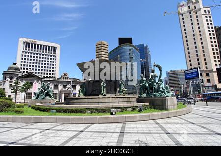 Statues en bronze et fontaine à l'extérieur du grand magasin Shinsegae et près du bureau de poste central de Séoul, en Corée du Sud. Banque D'Images