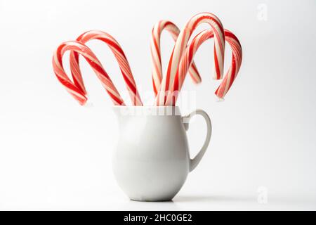 Mini-Candy Canes rouge et blanc pour Noël en pot laiteux Banque D'Images