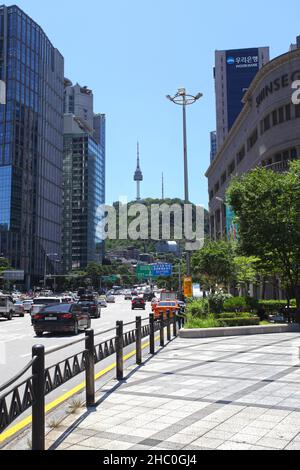 En dehors du grand magasin Shinsegae et près du bureau de poste central de Séoul à Séoul, en Corée du Sud, avec la Tour de Séoul en arrière-plan. Banque D'Images