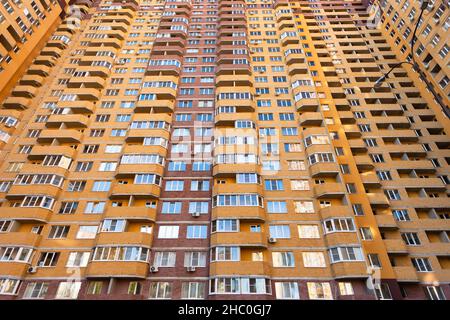 immeuble de plusieurs étages en brique moderne façade, vue sur le fond Banque D'Images