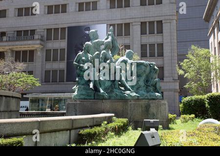 Statues en bronze et fontaine à l'extérieur du grand magasin Shinsegae et près du bureau de poste central de Séoul, en Corée du Sud. Banque D'Images