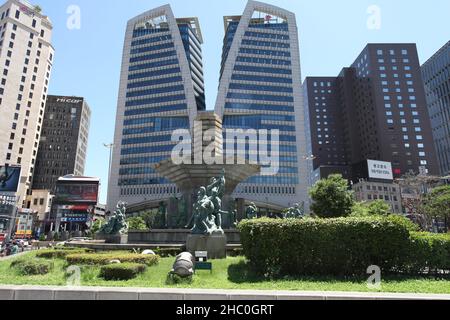 Statues de bronze et fontaine avec le bureau de poste central de Séoul en arrière-plan à Séoul, Corée du Sud. Banque D'Images