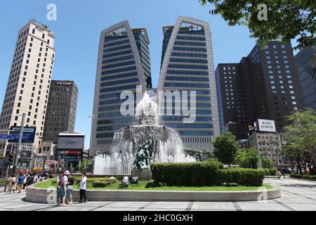 Statues de bronze et fontaine avec le bureau de poste central de Séoul en arrière-plan à Séoul, Corée du Sud. Banque D'Images