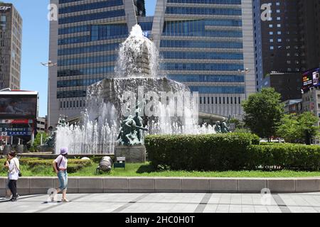 Statues de bronze et fontaine avec le bureau de poste central de Séoul en arrière-plan à Séoul, Corée du Sud. Banque D'Images