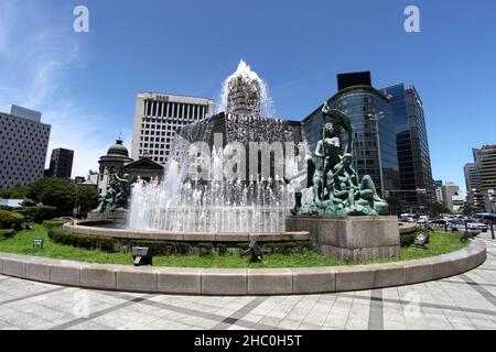 Statues en bronze et fontaine à l'extérieur du grand magasin Shinsegae et près du bureau de poste central de Séoul, en Corée du Sud. Banque D'Images