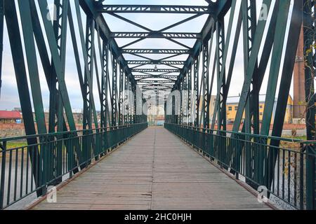 Ancien pont en métal, pont au-dessus de la rivière.Pont en métal riveté en ville Banque D'Images