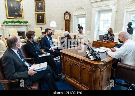 Washington, DC, États-Unis.23rd septembre 2021.Le président Joe Biden reçoit une séance d'information économique hebdomadaire, le jeudi 23 septembre 2021, dans le Bureau ovale.(Photo officielle par Adam Schultz) crédit: White House/ZUMA Press Wire Service/ZUMAPRESS.com/Alamy Live News Banque D'Images