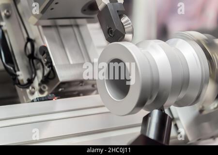 Usinage CNC automatique de tournage de fraisage coupant des pièces métalliques à l'exposition Banque D'Images