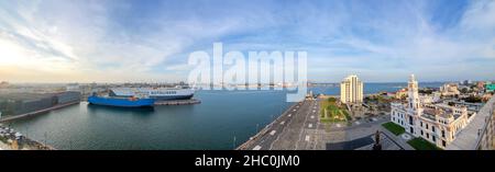 Veracruz, Mexique, 20 septembre 2021 : vue panoramique sur le quai du port de Veracruz, le front de mer de Malecon et le phare de Carranza, Faro Venustiano Carranza, qui a autrefois guidé des navires autour de la baie de la ville Banque D'Images