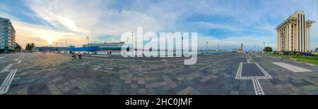 Veracruz, Mexique, 20 septembre 2021 : vue panoramique sur le quai du port de Veracruz, le front de mer de Malecon et le phare de Carranza, Faro Venustiano Carranza, qui a autrefois guidé des navires autour de la baie de la ville Banque D'Images