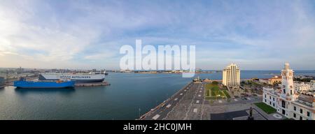 Veracruz, Mexique, 20 septembre 2021 : vue panoramique sur le quai du port de Veracruz, le front de mer de Malecon et le phare de Carranza, Faro Venustiano Carranza, qui a autrefois guidé des navires autour de la baie de la ville Banque D'Images