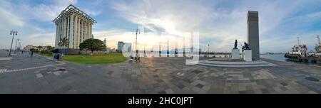 Veracruz, Mexique, 20 septembre 2021 : vue panoramique sur le quai du port de Veracruz, le front de mer de Malecon et le phare de Carranza, Faro Venustiano Carranza, qui a autrefois guidé des navires autour de la baie de la ville Banque D'Images