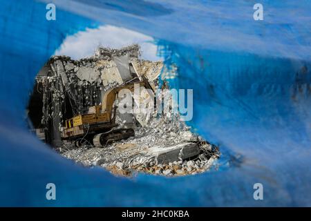 Gaza, Palestine.22nd décembre 2021.Un bulldozer enlève les débris de la tour Al-Jawharah qui a été touchée par les frappes aériennes israéliennes pendant les combats israélo-palestiniens en mai 2021.Crédit : SOPA Images Limited/Alamy Live News Banque D'Images