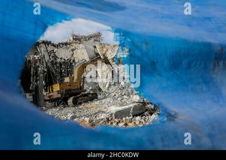 Gaza, Palestine.22nd décembre 2021.Un bulldozer enlève les débris de la tour Al-Jawharah qui a été touchée par les frappes aériennes israéliennes pendant les combats israélo-palestiniens en mai 2021.(Photo de Mahmoud Issa/SOPA Images/Sipa USA) crédit: SIPA USA/Alay Live News Banque D'Images