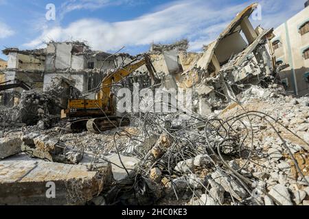 Gaza, Palestine.22nd décembre 2021.Un bulldozer enlève les débris de la tour Al-Jawharah qui a été touchée par les frappes aériennes israéliennes pendant les combats israélo-palestiniens en mai 2021.(Photo de Mahmoud Issa/SOPA Images/Sipa USA) crédit: SIPA USA/Alay Live News Banque D'Images