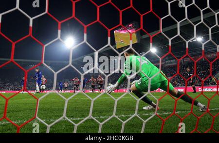 Londres, Angleterre, 22nd décembre 2021.Jorginho de Chelsea marque le deuxième but de la zone de pénalité lors du match de la Carabao Cup au Brentford Community Stadium, Londres.Le crédit photo devrait se lire: Paul Terry / Sportimage Banque D'Images