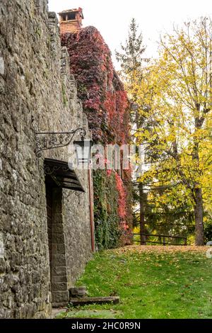 Les murs extérieurs du château de Romena entourés par les couleurs chaudes de l'automne toscan, à Stia Banque D'Images