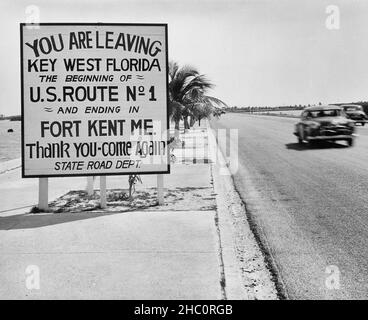 Photographie d'un panneau routier le long de l'autoroute à Key West, Floride, annonçant le début de la route 1 des États-Unis à fort Kent, Maine - Mars 1951 Banque D'Images