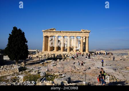 Touristes visitant le Parthénon et l'Acropole à Athènes, Grèce Banque D'Images