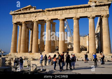 Touristes visitant le Parthénon et l'Acropole à Athènes, Grèce Banque D'Images