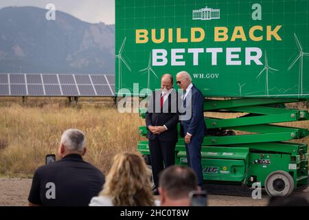 Washington, DC, États-Unis.14th septembre 2021.Le président Joe Biden confère à Gov.Jared Polis avant de faire des remarques sur Build Back Better, le mardi 14 septembre 2021, au campus Flatirons du National Renewable Energy Laboratory à Arvada, Colorado.(Photo officielle par Adam Schultz) crédit: White House/ZUMA Press Wire Service/ZUMAPRESS.com/Alamy Live News Banque D'Images