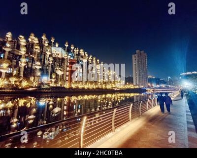 SHANGHAI, CHINE - 22 DÉCEMBRE 2021 - le centre commercial Tian 'an Qianshu Shopping Mall, connu sous le nom de 'jardin suspendu de Babylone', ouvre officiellement à Shanghai, Chin Banque D'Images