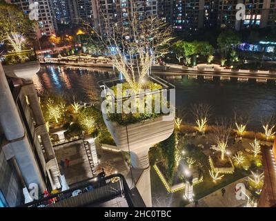SHANGHAI, CHINE - 22 DÉCEMBRE 2021 - le centre commercial Tian 'an Qianshu Shopping Mall, connu sous le nom de 'jardin suspendu de Babylone', ouvre officiellement à Shanghai, Chin Banque D'Images