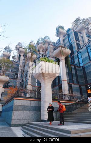 SHANGHAI, CHINE - 22 DÉCEMBRE 2021 - le centre commercial Tian 'an Qianshu Shopping Mall, connu sous le nom de 'jardin suspendu de Babylone', ouvre officiellement à Shanghai, Chin Banque D'Images