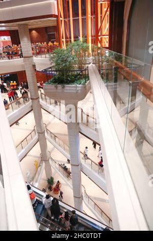 SHANGHAI, CHINE - 22 DÉCEMBRE 2021 - le centre commercial Tian 'an Qianshu Shopping Mall, connu sous le nom de 'jardin suspendu de Babylone', ouvre officiellement à Shanghai, Chin Banque D'Images