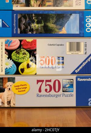 Boîtes de puzzles assorties de Ravensburger et des sociétés de casse-têtes de CEACO; 500, 750, et 1000 pièces. Banque D'Images