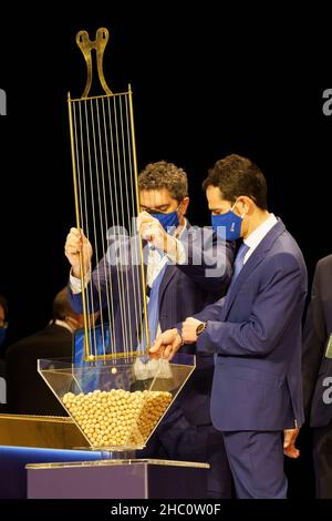 Madrid, Espagne.22nd décembre 2021.Un vérificateur officiel de nombres objet vu lors de la célébration de la Loterie de Noël 2021 tirage extraordinaire au Théâtre Royal de Madrid.Crédit : SOPA Images Limited/Alamy Live News Banque D'Images