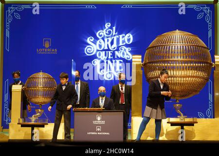 Madrid, Espagne.22nd décembre 2021.Deux des enfants de la résidence de San Ildefonso chantant une des chansons lors de la célébration de la Loterie extraordinaire de Noël de 2021 dessinent au Théâtre Royal de Madrid.Crédit : SOPA Images Limited/Alamy Live News Banque D'Images