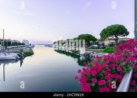 Grado, Italie - 7 juillet 2021: Vue sur le canal dans le nord de l'Italie en ville touristique, matin d'été au bord de la mer Banque D'Images