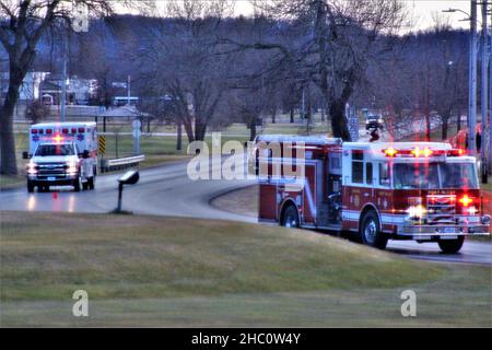 Le personnel du Service des incendies de la Direction des services d'urgence répond à un appel d'urgence à l'installation le 2 décembre 2021, à fort McCoy,Wis. De nombreux pompiers du service sont également des techniciens médicaux d'urgence et soutiennent les services d'urgence tout au long de l'installation ainsi que par le biais d'accords d'aide mutuelle avec les communautés voisines.(É.-U.Photo de l'armée par Scott T. Sturkol, Bureau des affaires publiques, fort McCoy, Wisconsin) Banque D'Images