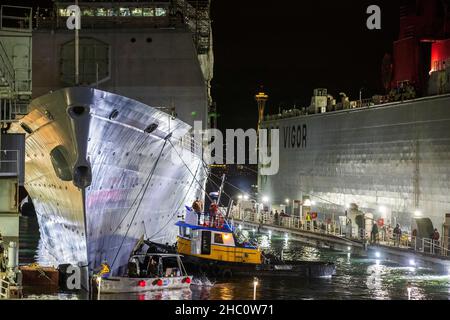 Chantier naval Puget Sound et installation de maintenance intermédiaire l'équipe du détachement Everett et du centre de maintenance régional du Nord-Ouest a connu une année historique pour la charge de travail.Dans les premières heures du 4 juin, l'équipe du projet USS CHOSIN (CG 65) a réussi à se détacher après 14 mois de réparations majeures.CHOSIN a été l'une des disponibilités les plus complexes que notre équipe Everett a dirigées.(Photos DE LA MARINE AMÉRICAINE par Wendy Hallmark) Banque D'Images