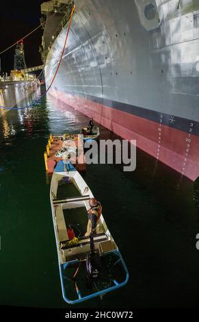 L'équipe du détachement Everett et du centre de maintenance régional du Nord-Ouest du chantier naval et de l'installation de maintenance intermédiaire de uget Sound a connu une année historique pour la charge de travail.Dans les premières heures du 4 juin, l'équipe du projet USS CHOSIN (CG 65) a réussi à se détacher après 14 mois de réparations majeures.CHOSIN a été l'une des disponibilités les plus complexes que notre équipe Everett a dirigées.Les membres de l'équipe d'amarrage se préparent à installer un « garde-boue » utilisé lors de l'évolution de désancrage (et d'amarrage) pour obtenir l'arc du bateau à une distance constante de la paroi latérale du quai pendant l'évolution de désancrage.JE Banque D'Images