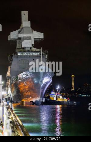 Chantier naval Puget Sound et installation de maintenance intermédiaire l'équipe du détachement Everett et du centre de maintenance régional du Nord-Ouest a connu une année historique pour la charge de travail.Dans les premières heures du 4 juin, l'équipe du projet USS CHOSIN (CG 65) a réussi à se détacher après 14 mois de réparations majeures.CHOSIN a été l'une des disponibilités les plus complexes que notre équipe Everett a dirigées.Après avoir débarqué du quai flottant de Vigor Shipyard à Harbour Island, l'USS CHOSIN (CG 65) est déplacé à l'embarcadère 5 pour l'amarrage.(Photos PSNS et FMI par Wendy Hallmark) Banque D'Images