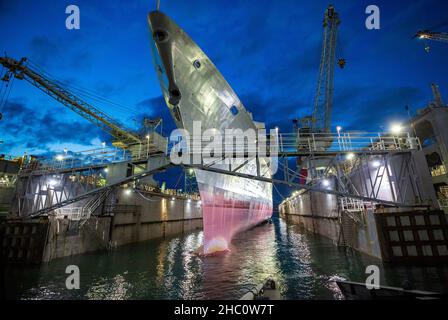 Chantier naval Puget Sound et installation de maintenance intermédiaire l'équipe du détachement Everett et du centre de maintenance régional du Nord-Ouest a connu une année historique pour la charge de travail.Dans les premières heures du 4 juin, l'équipe du projet USS CHOSIN (CG 65) a réussi à se détacher après 14 mois de réparations majeures.CHOSIN a été l'une des disponibilités les plus complexes que notre équipe Everett a dirigées.(Photos DE LA MARINE AMÉRICAINE par Wendy Hallmark) Banque D'Images