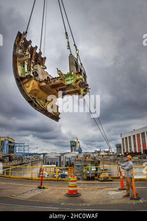 Ryan Henschel, Code 740 Rigger au chantier naval Puget Sound et à l'installation d'entretien intermédiaire Bremerton, dirige une section de coque latérale à partir de l'ex-(SSN 708) USS Minneapolis-St.Paul vers sa zone de mise à pied à Dry Dock # 3 dans le cadre du programme de recyclage des navires. Banque D'Images